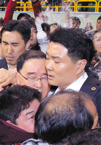 17日，鄭烘原（中）會(huì)見乘客家屬時(shí)，遭到家屬辱罵、潑水。