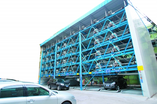 商務(wù)廳（北院）內(nèi)新建一個(gè)立體停車場，有68個(gè)停車位，但目前停車率不高。