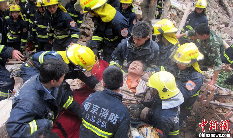 圖為南京消防隊員從廢墟中將傷者抬出。中新社發(fā) 梅亮 攝