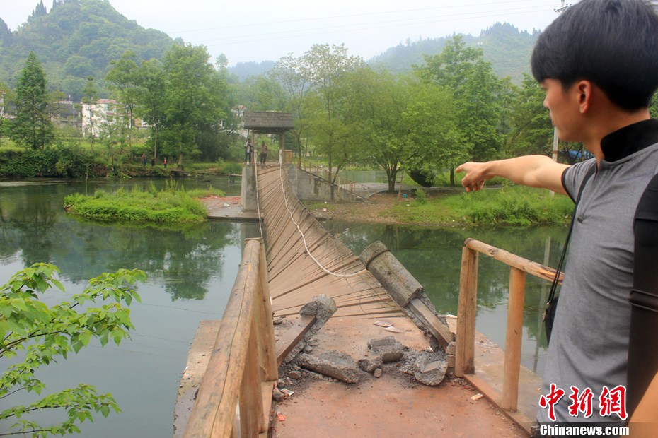 5月2日，一名目擊者正在介紹鳳凰吊橋事發(fā)情景。