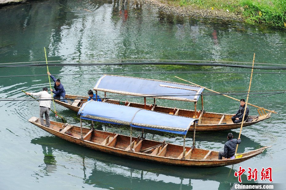 5月2日，鳳凰縣搜尋人員仍在沱江下游搜尋。