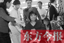 坐在輪椅上的，就是為兒子捐出肝、腎的母親潘大想