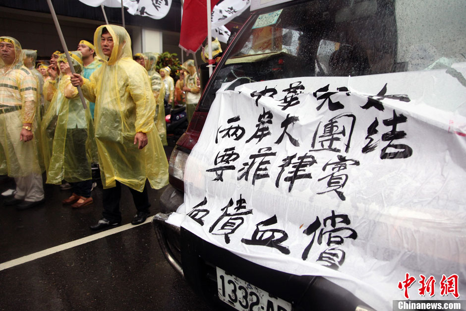 5月13日，屏東縣數(shù)百漁民北上臺北，在馬尼拉經(jīng)濟文化辦事處前抗議