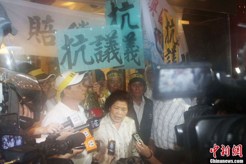 圖為死者洪石成的遺孀控訴菲相關(guān)人員暴行，呼吁菲方正式道歉。中新社發(fā) 董會峰 攝
