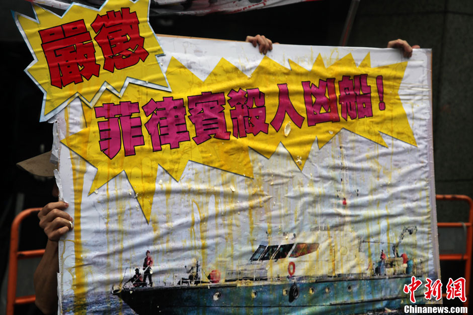圖為一個抗議紙板蛋痕累累，持板人躲在紙板后面。中新社發(fā) 董會峰 攝