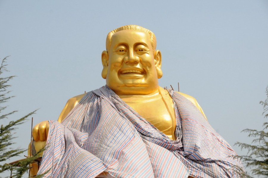 圖位此前的4月26日，“佛像”上出現(xiàn)帆布，最終，工作人員將帆布蓋在“佛像”頭像上。