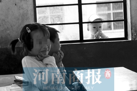 她不止一次說想去上學(xué)，而更多的時候，她是站在教室外面，眼巴巴地看著里面的小朋友