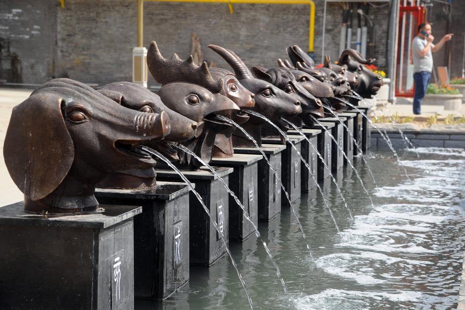 圖為十二獸首嘴里不停向外噴水。