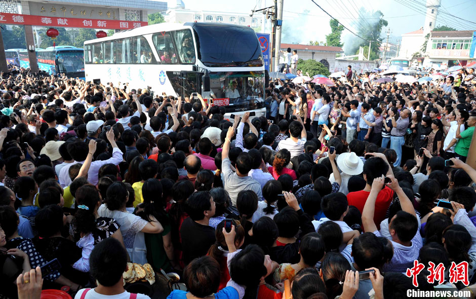 6月5日，一年一度的毛坦廠鎮(zhèn)“送考節(jié)”到來，70輛大巴車護(hù)送毛坦廠中學(xué)萬名考生安全赴考。