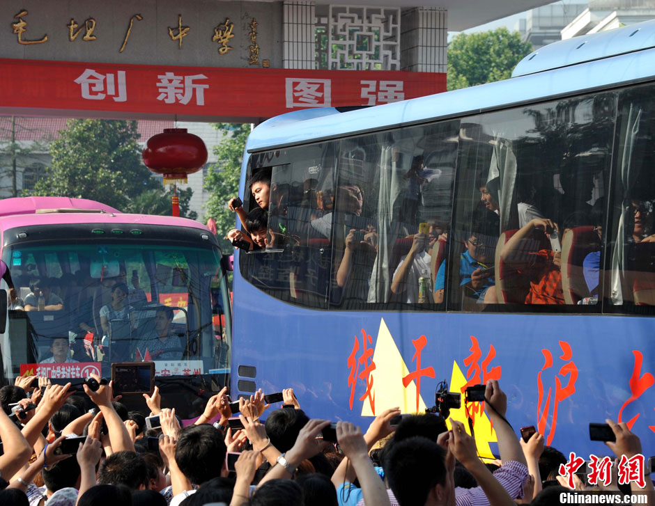 6月5日，一年一度的毛坦廠鎮(zhèn)“送考節(jié)”到來，70輛大巴車護(hù)送毛坦廠中學(xué)萬名考生安全赴考。