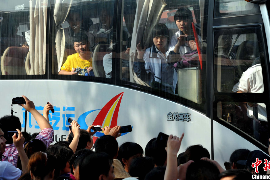 6月5日，一年一度的毛坦廠鎮(zhèn)“送考節(jié)”到來，70輛大巴車護(hù)送毛坦廠中學(xué)萬名考生安全赴考。