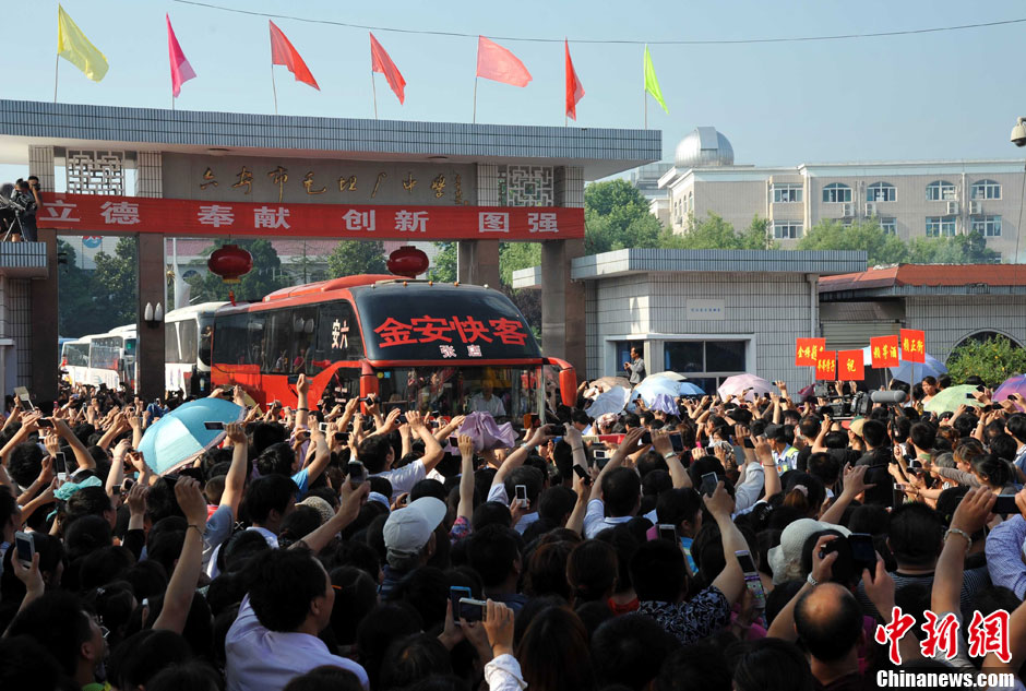 6月5日，一年一度的毛坦廠鎮(zhèn)“送考節(jié)”到來，70輛大巴車護(hù)送毛坦廠中學(xué)萬名考生安全赴考。