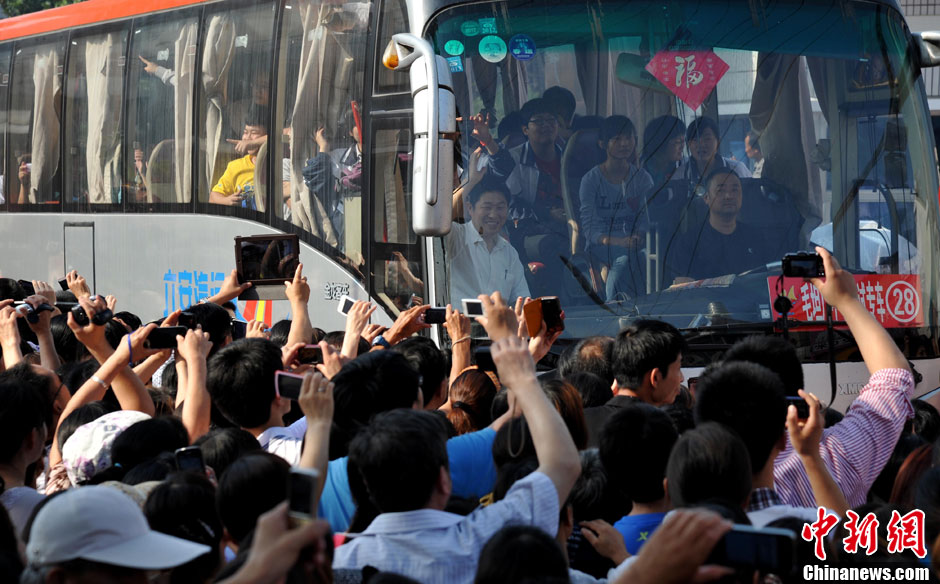 6月5日，一年一度的毛坦廠鎮(zhèn)“送考節(jié)”到來，70輛大巴車護(hù)送毛坦廠中學(xué)萬名考生安全赴考