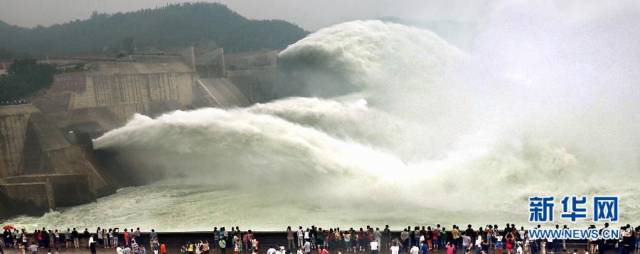 　　6月22日，大批游客聚集在黃河小浪底出水口前觀看巨瀑飛瀉的景觀。