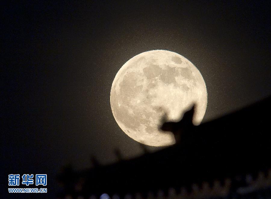 6月23日晚，在北京故宮角樓附近拍攝的圓月。