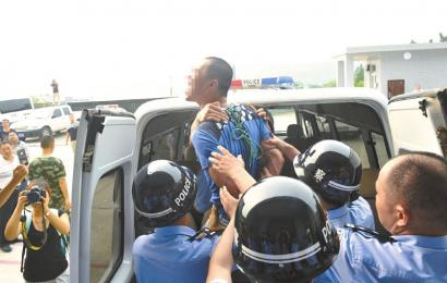 6月19日，安岳縣看守所，押赴刑場(chǎng)的一刻，劉明（化名）跳起來(lái)托付親友照顧好父母。吳小川 攝