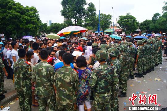 7月9日，聚集在中國人民銀行北海市中心支行的外地民眾越來越多，當(dāng)?shù)毓俜讲坏貌怀鰟哟笈叿?、武警前往維