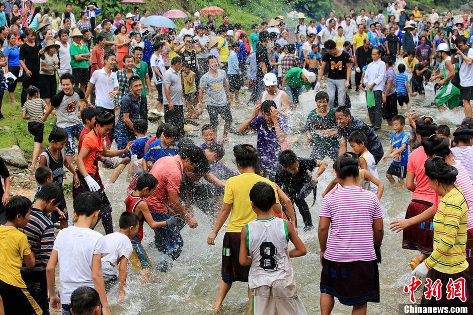 圖為7月9日，村民在小河里摸魚搶魚。譚凱興 攝