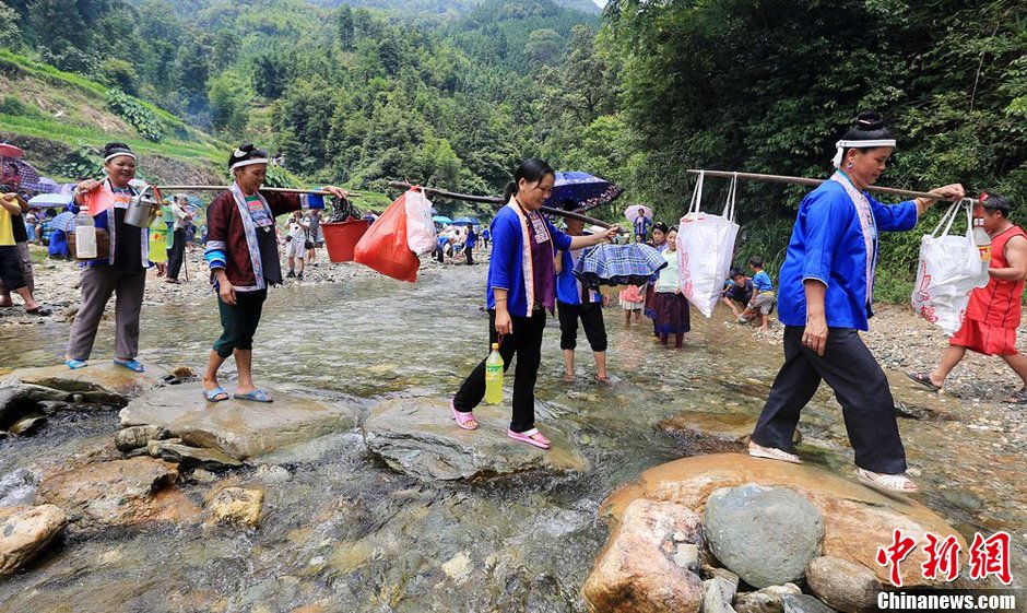 7月9日，一年一度的鬧魚節(jié)在廣西融水苗族自治縣白云鄉(xiāng)保江村舉行，附近村屯的居民前往集會地參加節(jié)日活動