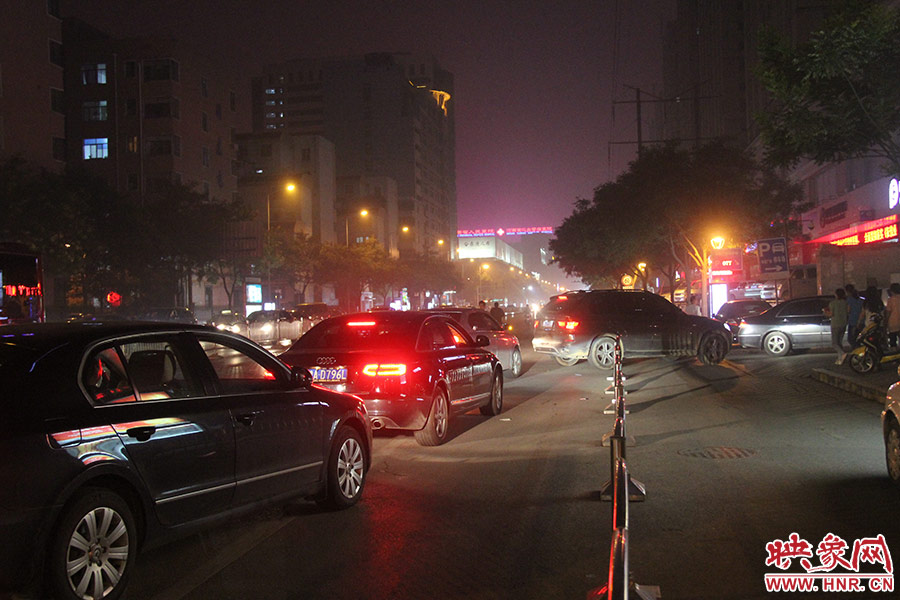 等待加油的車輛已經(jīng)排到了加油站外的道路上。