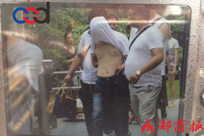 圖為事發(fā)現(xiàn)場(chǎng)，嫌疑人被警方控制。