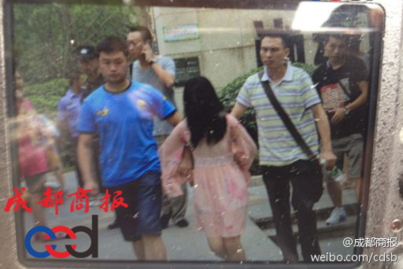圖為事發(fā)現(xiàn)場(chǎng)，嫌疑人被警方控制。