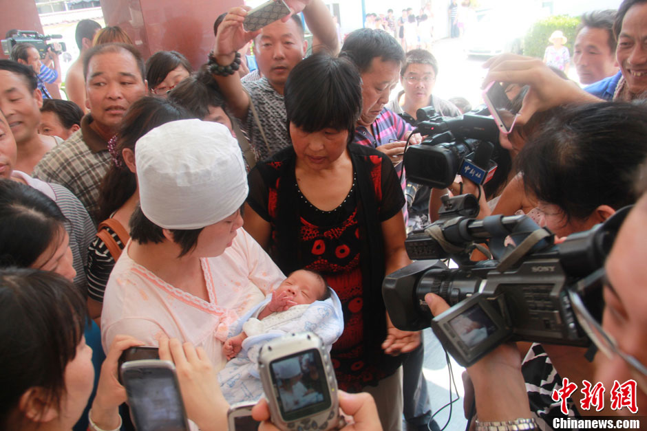 圖為大批媒體記者采訪獲救嬰兒母親。張一辰 攝