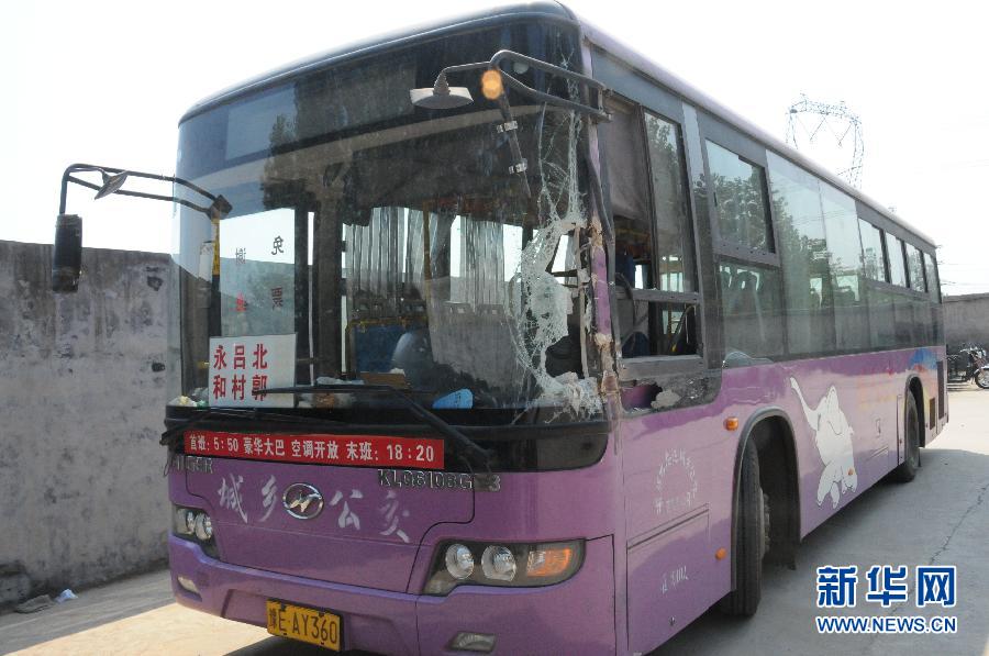 事發(fā)公交車左前方的擋風玻璃破了一個大洞（8月20日攝）。