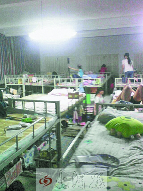 住在電教室里的女生們，擁擠不堪。