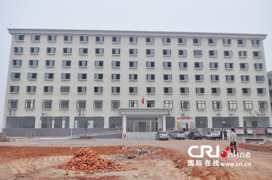 2013年10月21日，長(zhǎng)沙云蓋村欠債千萬新建的豪華村部樓。