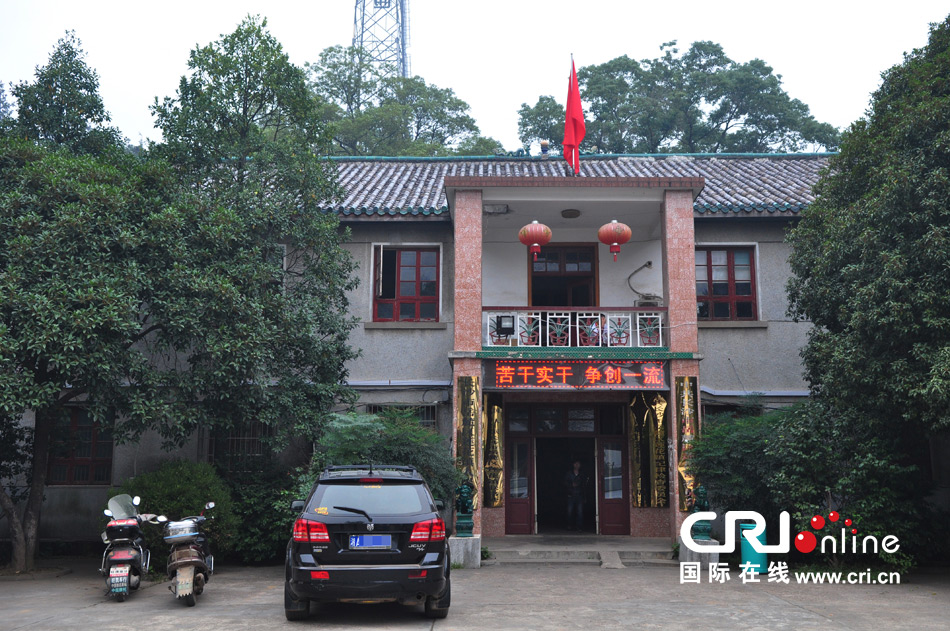 　2013年10月21日，這是蓮花鎮(zhèn)人民政府的辦公樓，和蓮花鎮(zhèn)云蓋村的辦公樓相比，寒酸不少。