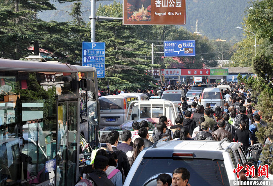 圖為10月26日上午10點多，北京香山路賞紅客摩肩接踵