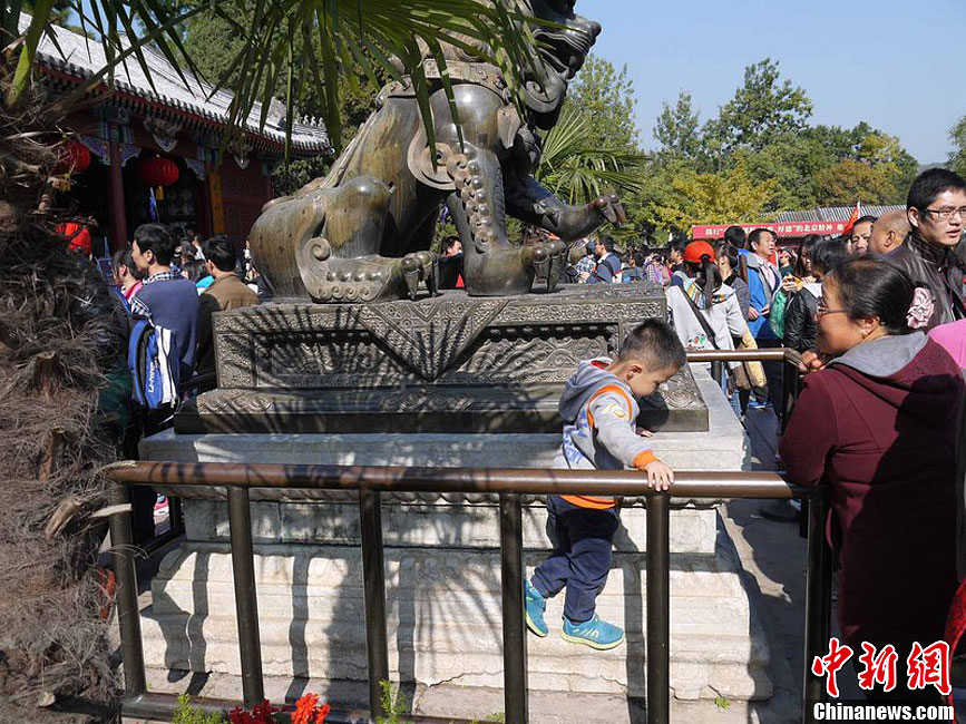10月26日上午10點多，北京香山路賞紅客摩肩接踵