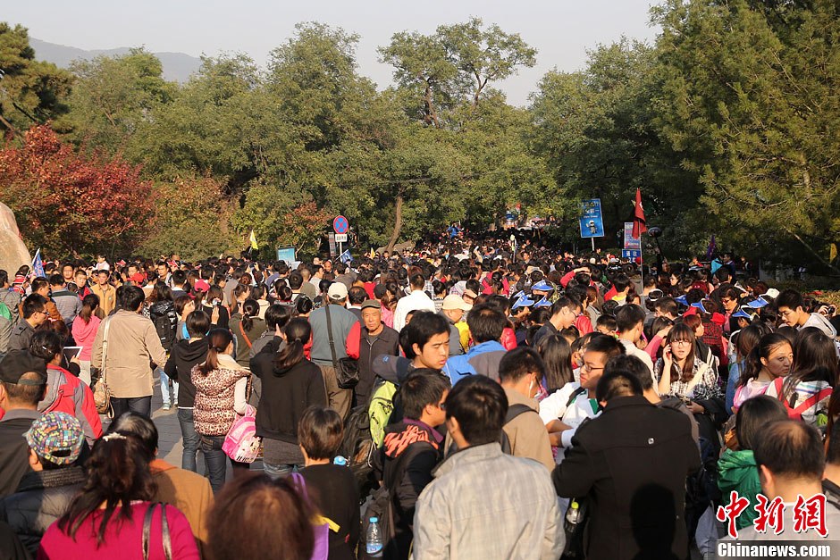 　10月26日，北京香山公園內(nèi)游客摩肩接踵。
