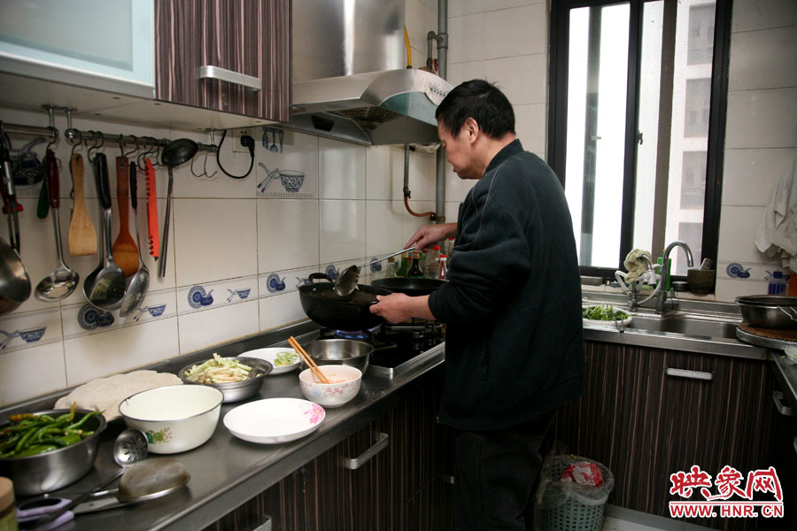 由于二老年齡也大了，于是姥姥的弟弟來住在家中幫忙照顧海龍