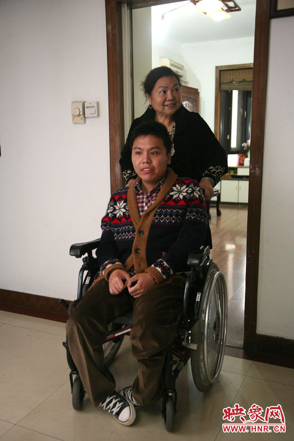 練完歌后，姥姥將海龍推了出來，因?yàn)樾袆硬槐?，海龍很少出門，他的活動地方一般就是書房與客廳。