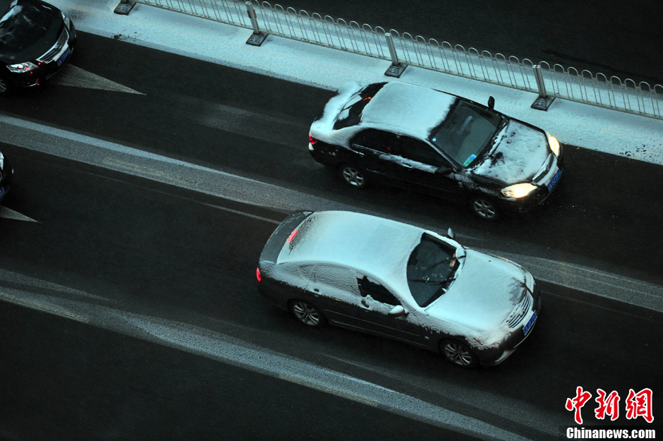 11月18日，沈陽街頭的汽車被積雪覆蓋。