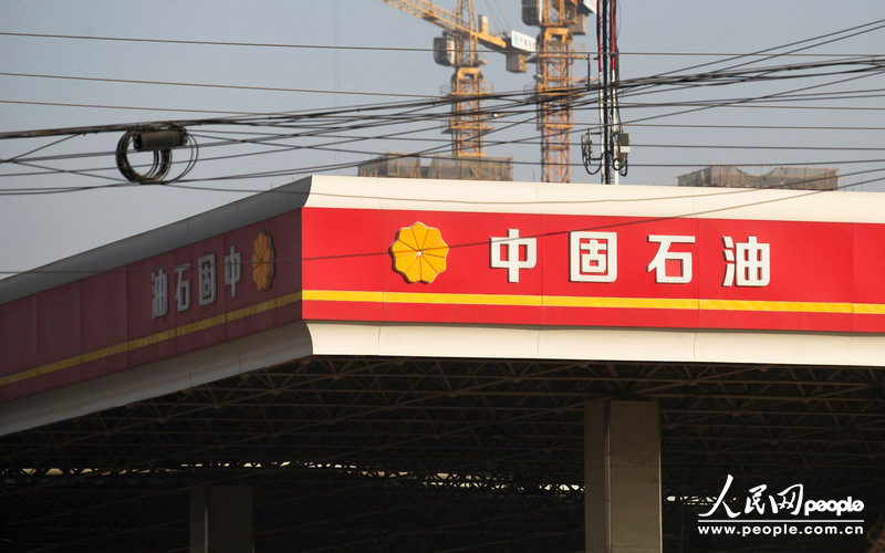 12月11日，西安市東三環(huán)北段，一名字為“中固石油”的加油站從遠(yuǎn)處看去和“中國石油”加油站十分相似。