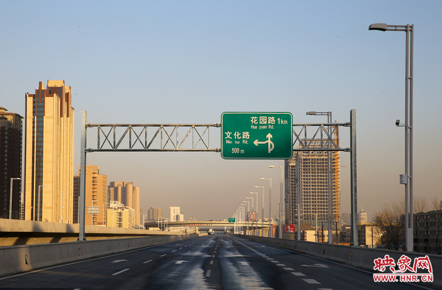 北三環(huán)快速路文化路段標(biāo)識牌提示，匝道直接可上文化路向北。