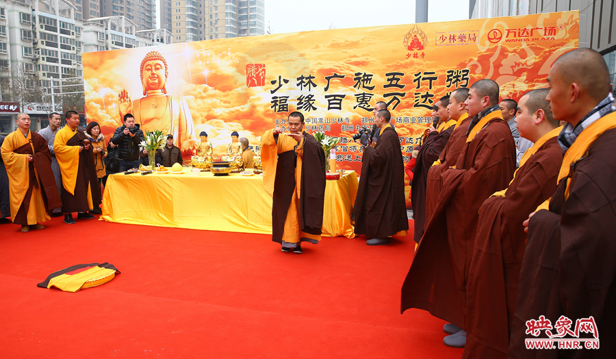 1月8日上午，鄭州市中原萬達(dá)廣場(chǎng)上，少林寺的僧人們?yōu)榕D八節(jié)做法事施粥。