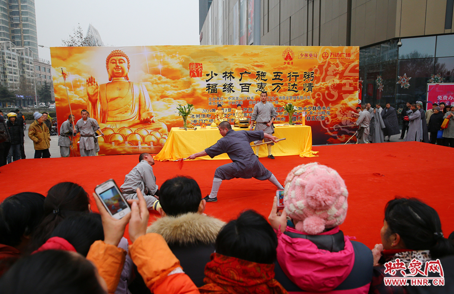 少林寺布施五行粥現(xiàn)場(chǎng)，少林僧人的武術(shù)表演