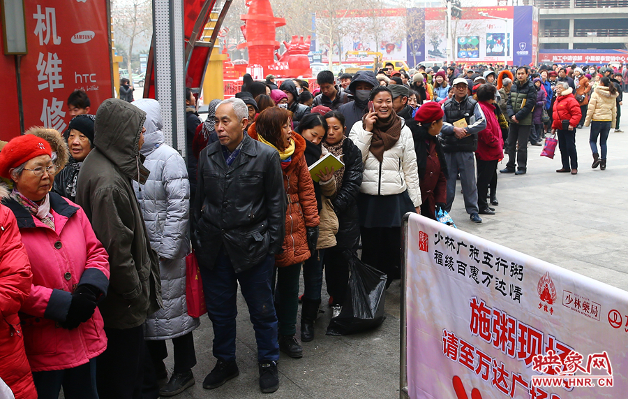 1月8日上午，少林寺布施臘八粥的現(xiàn)場(chǎng)市民排起了長隊(duì)，足有上千人前來領(lǐng)取五行粥