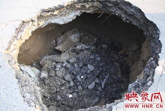 坑口直徑約兩米，路面下形成中空的大坑，約有15平方米。