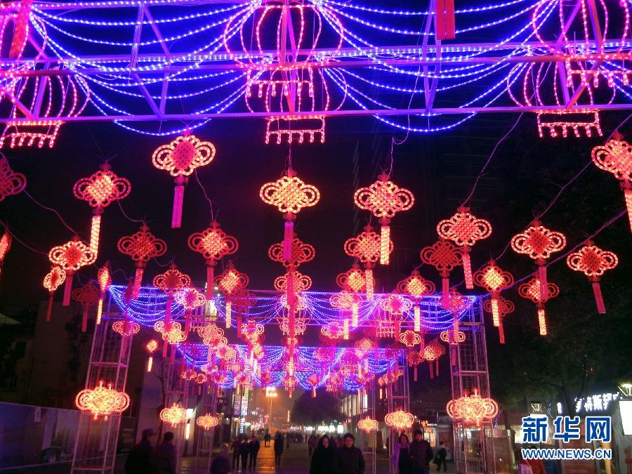 　1月30日，市民走在由中國(guó)結(jié)霓虹燈裝扮的蘇州街頭。
