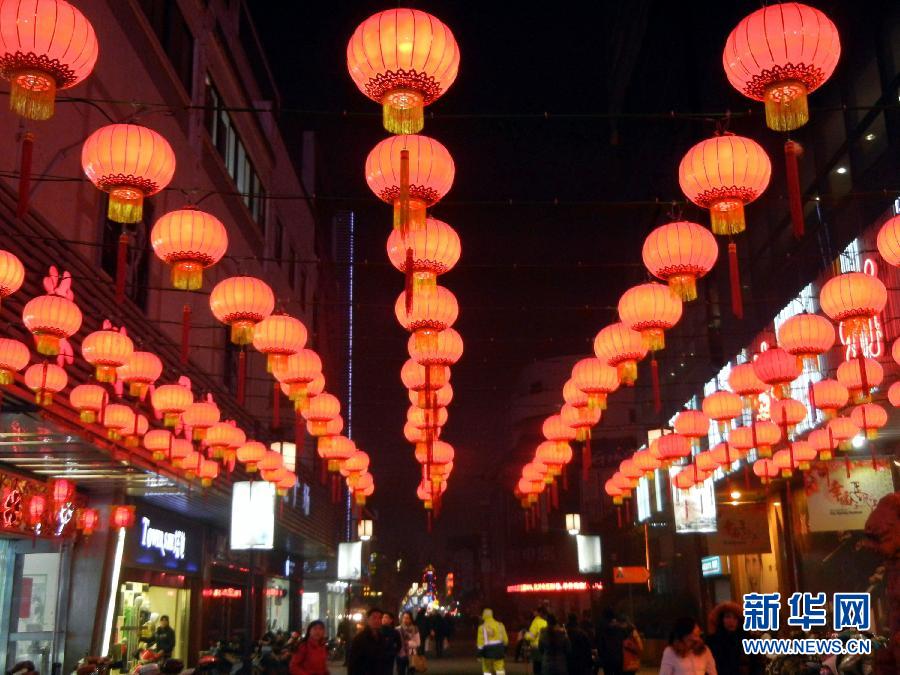 　1月30日，市民行走在大紅燈籠裝飾的蘇州街頭。