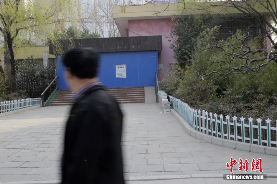 3月17日，河南鄭州動物園，原經(jīng)批準(zhǔn)用于大熊貓飼養(yǎng)的場館已經(jīng)關(guān)門。