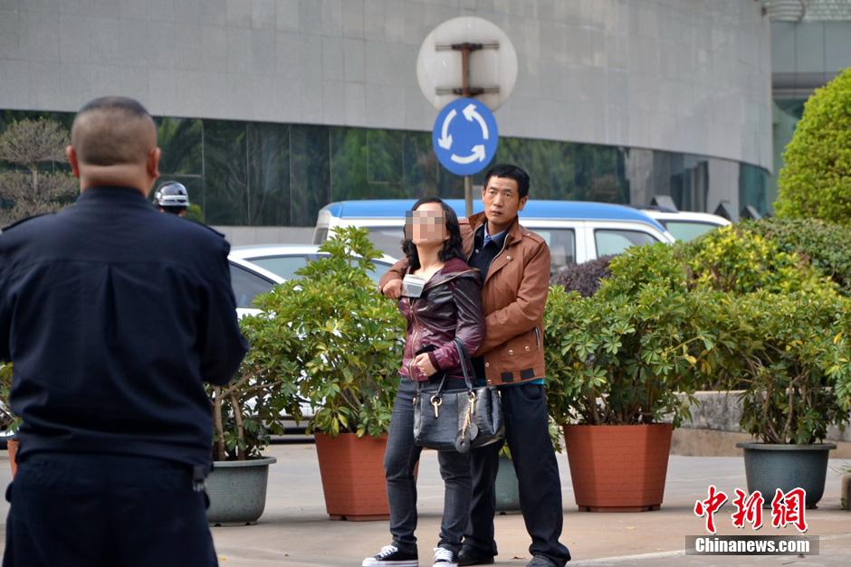 圖為劫持者與警方談判中。