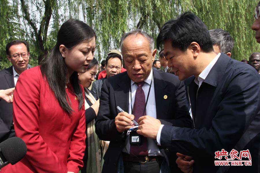 中國(guó)公共外交協(xié)會(huì)會(huì)長(zhǎng)李肇星在龍門(mén)石窟記筆記