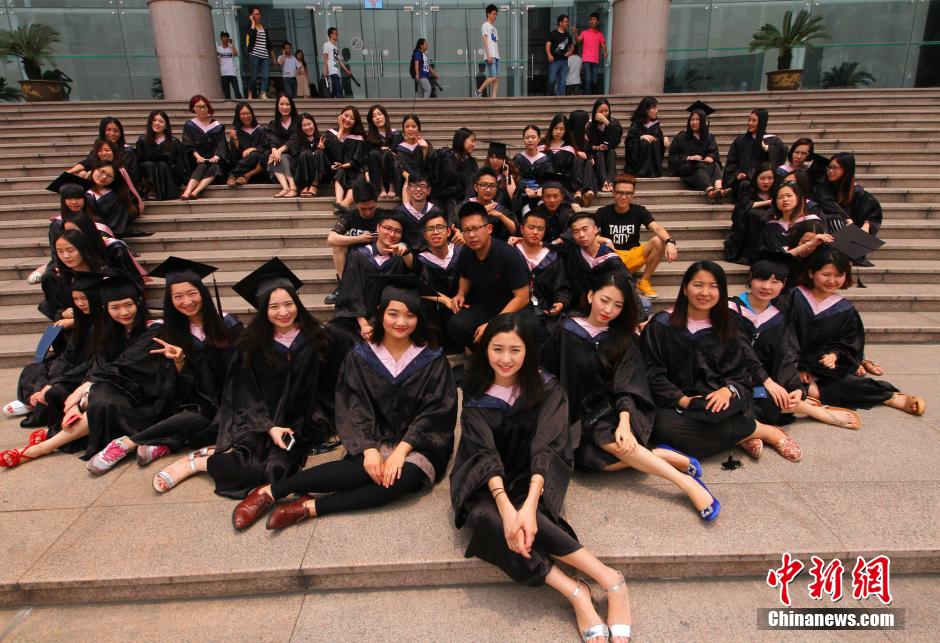 6月6日，浙江理工大學(xué)的畢業(yè)生們在校園中以賣萌、搞怪等獨具青春特色的方式告別大學(xué)生涯。中新社發(fā) 李晨