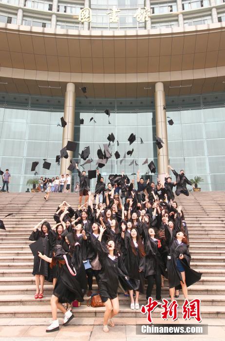 6月6日，浙江理工大學(xué)的畢業(yè)生們在校園中以賣萌、搞怪等獨具青春特色的方式告別大學(xué)生涯。中新社發(fā) 李晨